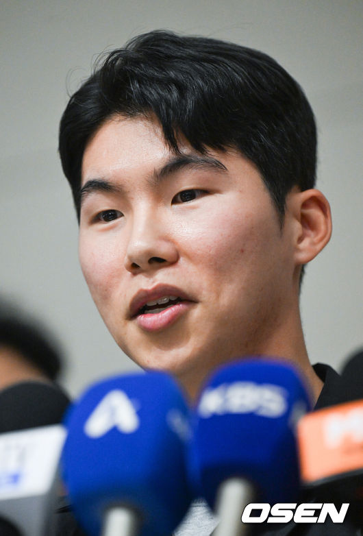 [OSEN=인천공항, 박준형 기자] 미국 메이저리그(MLB) LA 다저스와 계약을 맺은 내야수 김혜성이 14일 오후 인천국제공항을 통해 미국으로 출국했다.김혜성은 포스팅 마감 시한을 불과 4시간 앞둔 지난 4일 다저스와 3년 보장 1250만달러, 3+2년 최대 2200만달러(약 324억 원)에 사인했다. 김혜성이 출국에 앞서 인터뷰를 하고 있다   2025.01.14 / 