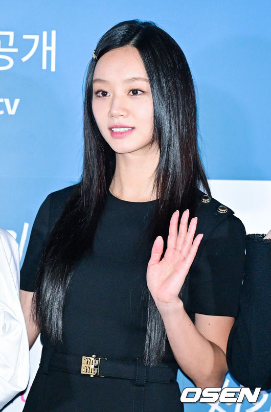 [OSEN=최규한 기자] 6일 오후 서울 용산 CGV에서 STUDIO X+U 드라마 ‘선의의 경쟁’ 언론시사회가 열렸다.‘선의의 경쟁’은 살벌한 입시 경쟁이 벌어지는 대한민국 상위1%채화여고에 전학 온'슬기'에게 각자의 욕망을 드러내는 친구들,그리고 수능 출제 위원이었던 아버지의 의문사를 둘러싼 미스터리 걸스릴러다.배우 이혜리가 포토타임을 하고 있다. 2025.02.06 / dreamer@osen.co.kr