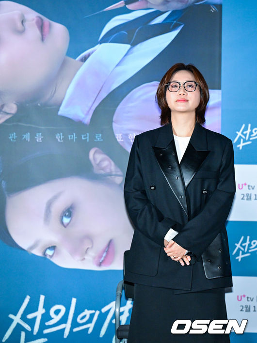 [OSEN=최규한 기자] 6일 오후 서울 용산 CGV에서 STUDIO X+U 드라마 ‘선의의 경쟁’ 언론시사회가 열렸다.‘선의의 경쟁’은 살벌한 입시 경쟁이 벌어지는 대한민국 상위1%채화여고에 전학 온'슬기'에게 각자의 욕망을 드러내는 친구들,그리고 수능 출제 위원이었던 아버지의 의문사를 둘러싼 미스터리 걸스릴러다.김태희 감독이 간담회를 마친 뒤 인사를 전하고 있다. 2025.02.06 / dreamer@osen.co.kr