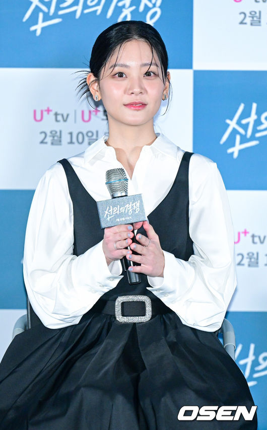 [OSEN=최규한 기자] 6일 오후 서울 용산 CGV에서 STUDIO X+U 드라마 ‘선의의 경쟁’ 언론시사회가 열렸다.‘선의의 경쟁’은 살벌한 입시 경쟁이 벌어지는 대한민국 상위1%채화여고에 전학 온'슬기'에게 각자의 욕망을 드러내는 친구들,그리고 수능 출제 위원이었던 아버지의 의문사를 둘러싼 미스터리 걸스릴러다.배우 정수빈이 인사말을 준비하고 있다. 2025.02.06 / dreamer@osen.co.kr