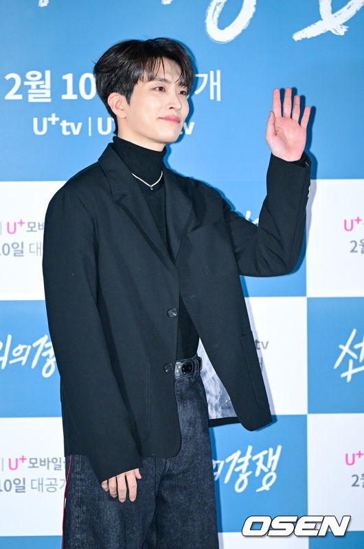 [OSEN=최규한 기자] 6일 오후 서울 용산 CGV에서 STUDIO X+U 드라마 ‘선의의 경쟁’ 언론시사회가 열렸다.‘선의의 경쟁’은 살벌한 입시 경쟁이 벌어지는 대한민국 상위1%채화여고에 전학 온'슬기'에게 각자의 욕망을 드러내는 친구들,그리고 수능 출제 위원이었던 아버지의 의문사를 둘러싼 미스터리 걸스릴러다.갓세븐 영재가 포토타임을 하고 있다. 2025.02.06 / dreamer@osen.co.kr