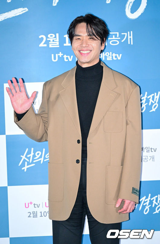 [OSEN=최규한 기자] 6일 오후 서울 용산 CGV에서 STUDIO X+U 드라마 ‘선의의 경쟁’ 언론시사회가 열렸다.‘선의의 경쟁’은 살벌한 입시 경쟁이 벌어지는 대한민국 상위1%채화여고에 전학 온'슬기'에게 각자의 욕망을 드러내는 친구들,그리고 수능 출제 위원이었던 아버지의 의문사를 둘러싼 미스터리 걸스릴러다.배우 김태훈이 포토타임을 하고 있다. 2025.02.06 / dreamer@osen.co.kr