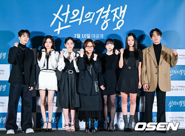 [OSEN=최규한 기자] 6일 오후 서울 용산 CGV에서 STUDIO X+U 드라마 ‘선의의 경쟁’ 언론시사회가 열렸다.‘선의의 경쟁’은 살벌한 입시 경쟁이 벌어지는 대한민국 상위1%채화여고에 전학 온'슬기'에게 각자의 욕망을 드러내는 친구들,그리고 수능 출제 위원이었던 아버지의 의문사를 둘러싼 미스터리 걸스릴러다.배우 이혜리, 정수빈, 강혜원, 오우리, 김태훈, 영재, 김태희 감독이 포토타임을 하고 있다. 2025.02.06 / dreamer@osen.co.kr