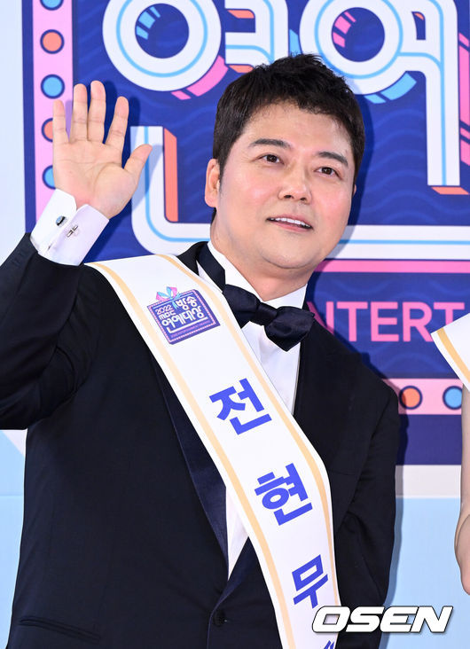 [OSEN=이대선 기자] 29일 오후 서울 상암 MBC 미디어센터에서 2022 MBC 방송연예대상 레드카펫 행사가 진행됐다.MC를 맡은 방송인 전현무가 레드카펫을 밟고 있다. 2022.12.29 /sunday@osen.co.kr
