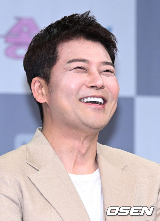[OSEN=이대선 기자] 3일 오후 서울 마포구 상암 MBC 골든마우스홀에서 MBC예능 프로그램‘송스틸러’ 제작발표회가 열렸다.‘송스틸러’는 갖고 싶은 남의 곡을 대놓고 훔칠 수 있는 기회를 제공하는 신개념 음악 프로그램이다.‘송스틸러’는 오는5월5일 일요일밤9시10분에 첫 방송된다.전현무가 환하게 웃고 있다. 2024.05.02 /sunday@osen.co.kr
