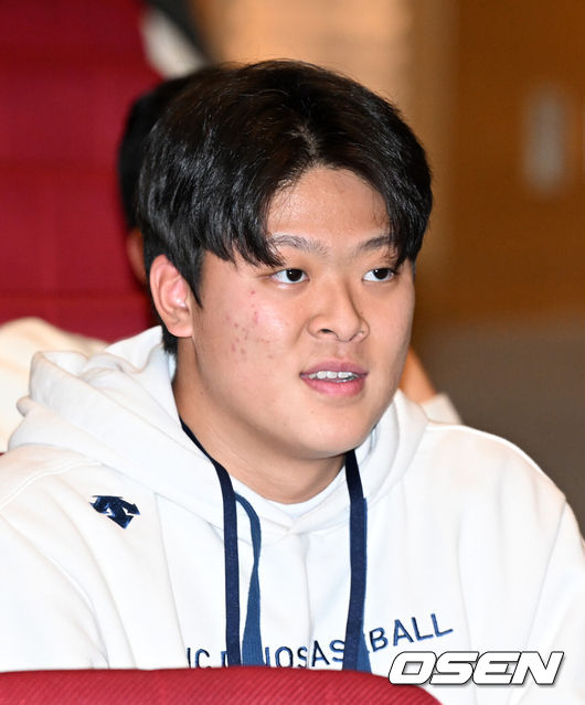 [OSEN=대전, 민경훈 기자] 9일 오전 대전 유성구 DCC대전컨벤션센터 ‘2024 KBO 신인 오리엔테이션’ 행사가 열렸다.KBS N 오효주 아나운서의 진행으로 한화 문현빈과 키움 김동헌의 '선배와의 만남' 시간이 진행되고 있다. NC 1순위로 지명된 김휘건이 경청을 하고 있다. 2024.01.09 / rumi@osen.co.kr