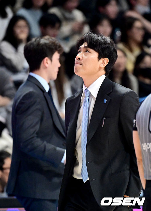 [OSEN=고양, 최규한 기자] 11일 오후 경기도 고양 소노 아레나에서 ‘2024-2025 KCC 프로농구’ 고양 소노와 울산 현대모비스의 경기가 열렸다.홈팀 소노는 12승 25패로 공동 9위, 방문팀 현대모비스는 23승 14패로 2위를 달리고 있다.2쿼터, 소노 김태술 감독이 작전 타임을 앞두고 입술을 깨물고 있다. 2025.02.11 / dreamer@osen.co.kr