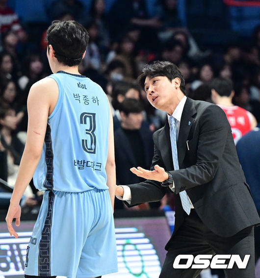 [OSEN=고양, 최규한 기자] 11일 오후 경기도 고양 소노 아레나에서 ‘2024-2025 KCC 프로농구’ 고양 소노와 울산 현대모비스의 경기가 열렸다.홈팀 소노는 12승 25패로 공동 9위, 방문팀 현대모비스는 23승 14패로 2위를 달리고 있다.3쿼터, 소노 김태술 감독이 박종하와 대화를 나누고 있다. 2025.02.11 / dreamer@osen.co.kr