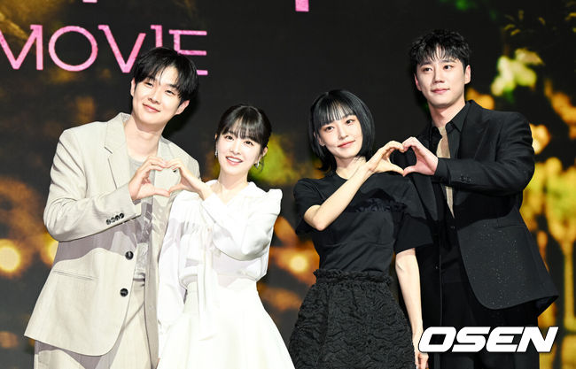 [OSEN=박준형 기자] 12일 서울 동대문 JW메리어트 동대문에서 넷플릭스(Netflix) 시리즈 ‘멜로무비’ 제작발표회가 진행됐다. ‘멜로무비’는 사랑도 하고 싶고 꿈도 이루고 싶은 애매한 청춘들이 서로를 발견하고 영감이 되어주며 각자의 트라우마를 이겨내는 이야기를 담아낸 청춘 로맨스다.배우 최우식과 박보영, 이준영, 전소니가 포즈를 취하고 있다. 2025.02.12 / soul1014@osen.co.kr