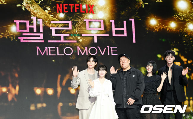 [OSEN=박준형 기자] 12일 서울 동대문 JW메리어트 동대문에서 넷플릭스(Netflix) 시리즈 ‘멜로무비’ 제작발표회가 진행됐다. ‘멜로무비’는 사랑도 하고 싶고 꿈도 이루고 싶은 애매한 청춘들이 서로를 발견하고 영감이 되어주며 각자의 트라우마를 이겨내는 이야기를 담아낸 청춘 로맨스다.출연배우들과 오충환 감독이 포즈를 취하고 있다. 2025.02.12 / soul1014@osen.co.kr