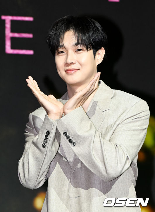 [OSEN=박준형 기자] 12일 서울 동대문 JW메리어트 동대문에서 넷플릭스(Netflix) 시리즈 ‘멜로무비’ 제작발표회가 진행됐다. ‘멜로무비’는 사랑도 하고 싶고 꿈도 이루고 싶은 애매한 청춘들이 서로를 발견하고 영감이 되어주며 각자의 트라우마를 이겨내는 이야기를 담아낸 청춘 로맨스다.배우 최우식이 포즈를 취하고 있다. 2025.02.12 / soul1014@osen.co.kr