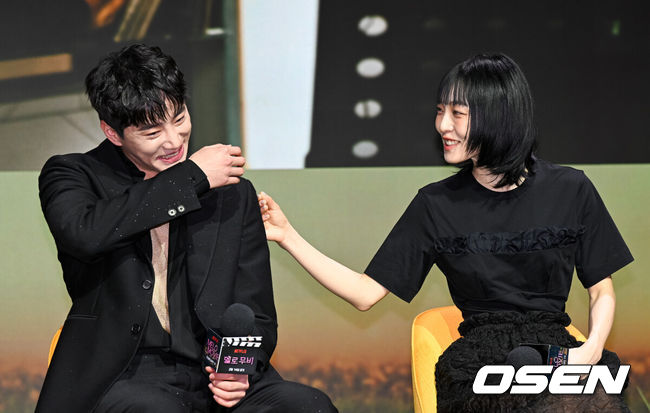 [OSEN=박준형 기자] 12일 서울 동대문 JW메리어트 동대문에서 넷플릭스(Netflix) 시리즈 ‘멜로무비’ 제작발표회가 진행됐다. ‘멜로무비’는 사랑도 하고 싶고 꿈도 이루고 싶은 애매한 청춘들이 서로를 발견하고 영감이 되어주며 각자의 트라우마를 이겨내는 이야기를 담아낸 청춘 로맨스다.배우 이준영과 전소니가 미소 짓고 있다.  2025.02.12 / soul1014@osen.co.kr