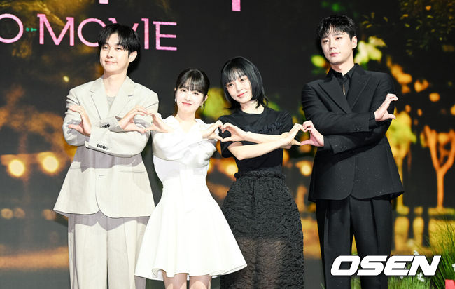 [OSEN=박준형 기자] 12일 서울 동대문 JW메리어트 동대문에서 넷플릭스(Netflix) 시리즈 ‘멜로무비’ 제작발표회가 진행됐다. ‘멜로무비’는 사랑도 하고 싶고 꿈도 이루고 싶은 애매한 청춘들이 서로를 발견하고 영감이 되어주며 각자의 트라우마를 이겨내는 이야기를 담아낸 청춘 로맨스다.배우 최우식과 박보영, 이준영, 전소니가 포즈를 취하고 있다. 2025.02.12 / soul1014@osen.co.kr