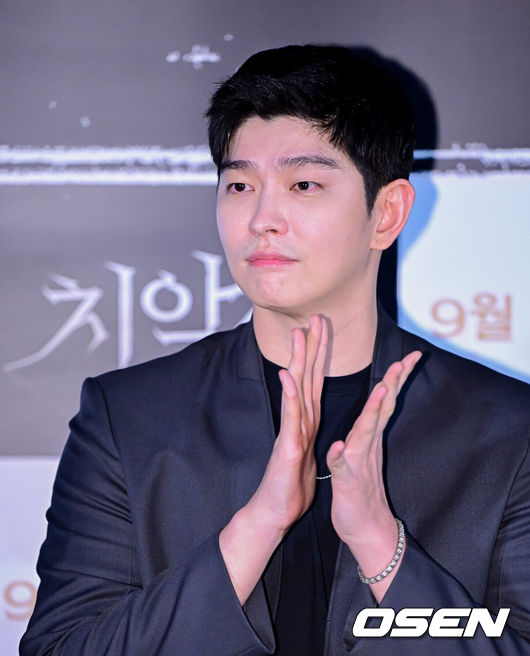 [OSEN=지형준 기자] 31일 오후 서울 자양동 롯데시네마 건대입구에서 영화 '치악산' 언론배급시사회 및 기자간담회가 열렸다.‘치악산’은 40년 전 의문의 토막 시체가 발견된 치악산에 방문한 산악바이크 동아리 ‘산가자’ 멤버들에게 일어난 기이한 일들을 그린 리얼리티 호러.배우 윤균상이 간담회를 하고 있다. 2023.08.31 /jpnews@osen.co.kr