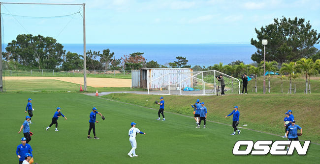 [OSEN=오키나와(일본), 조은정 기자]29일 일본 오키나와 온나손 아카마 구장에서 삼성 라이온즈의 스프링캠프 훈련이 진행됐다.삼성 투수조가 캐치볼로 몸을 풀고 있다. 2024.02.29 /cej@osen.co.kr