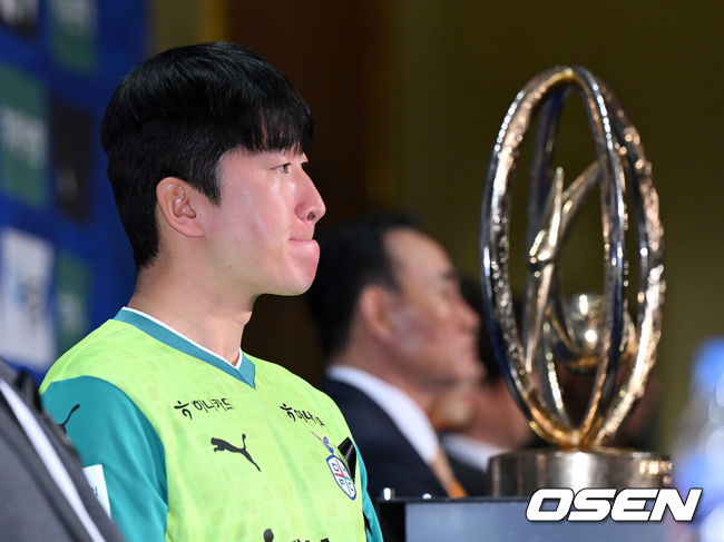 [OSEN=지형준 기자] 13일 오전 서울 서대문구 홍은동 스위스그랜드호텔 그랜드볼룸에서 K리그1 개막 미디어데이가 열렸다.이날 K리그1 8개 팀(강원,김천,서울,수원FC,제주,대전,대구,안양)감독과 대표 선수가 참석해 올 시즌을 앞둔 각오를 밝혔다. 2024-2025 ACL에 나서는K리그1 4개 팀(울산,포항,광주,전북)은ACL경기 일정으로 인해 이번 개막 미디어데이에 참석하지 않고 지난 5일 별도 미디어데이를 가졌다.대전 이창근이 故 김하늘 양을 추모하고있다. 2025.02.13 /jpnews@osen.co.kr