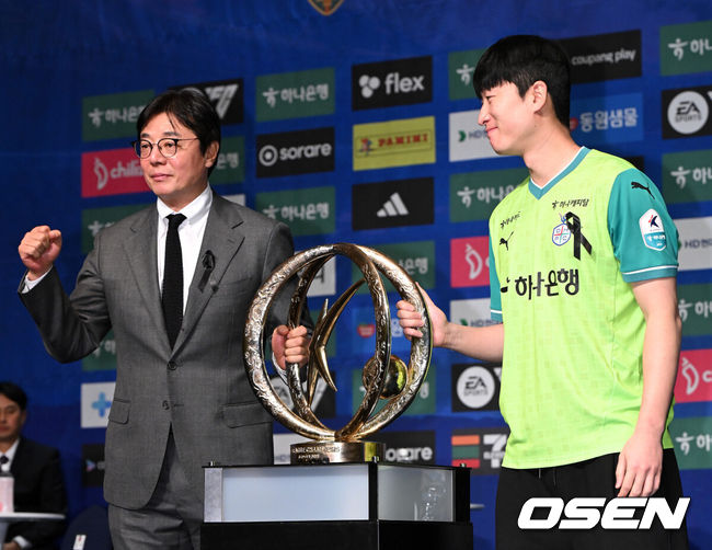 [OSEN=지형준 기자] 13일 오전 서울 서대문구 홍은동 스위스그랜드호텔 그랜드볼룸에서 K리그1 개막 미디어데이가 열렸다.이날 K리그1 8개 팀(강원,김천,서울,수원FC,제주,대전,대구,안양)감독과 대표 선수가 참석해 올 시즌을 앞둔 각오를 밝혔다. 2024-2025 ACL에 나서는K리그1 4개 팀(울산,포항,광주,전북)은ACL경기 일정으로 인해 이번 개막 미디어데이에 참석하지 않고 지난 5일 별도 미디어데이를 가졌다.대전 황선홍 감독, 이창근이 무대에 올라 포토타임을 하고 있다. 2025.02.13 /jpnews@osen.co.kr