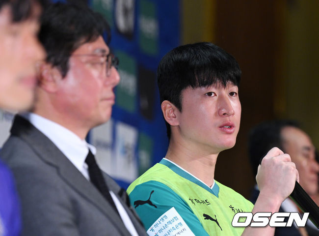 [OSEN=지형준 기자] 13일 오전 서울 서대문구 홍은동 스위스그랜드호텔 그랜드볼룸에서 K리그1 개막 미디어데이가 열렸다.이날 K리그1 8개 팀(강원,김천,서울,수원FC,제주,대전,대구,안양)감독과 대표 선수가 참석해 올 시즌을 앞둔 각오를 밝혔다. 2024-2025 ACL에 나서는K리그1 4개 팀(울산,포항,광주,전북)은ACL경기 일정으로 인해 이번 개막 미디어데이에 참석하지 않고 지난 5일 별도 미디어데이를 가졌다.대전 황선홍 감독, 이창근이 故 김하늘 양을 추모하고있다. 2025.02.13 /jpnews@osen.co.kr