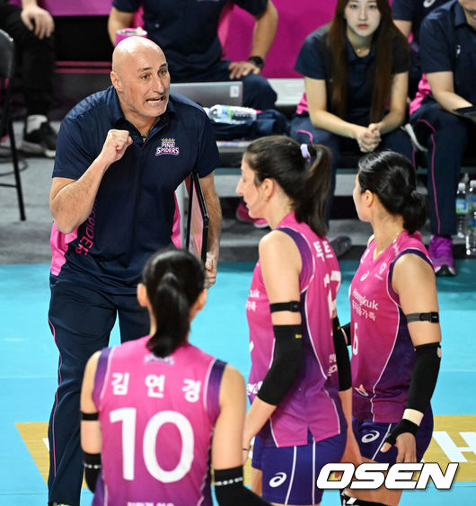 [OSEN=인천, 지형준 기자] 13일 인천 삼산월드체육관에서 ‘도드람 2024-2025 V-리그’ 5라운드 흥국생명과 GS 칼텍스의 경기가 열렸다.7연승 중인 흥국생명은 1위(22승 5패, 승점 64), GS칼텍스는 최하위 7위(6승 21패, 승점 22)를 기록중이다.1세트 흥국생명 아본단자 감독이 이고은을 독려하고 있다. 2025.02.13 /jpnews@osen.co.kr