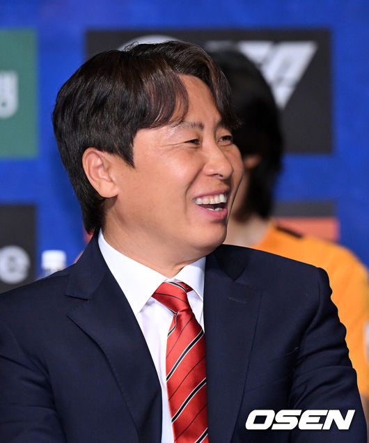 [OSEN=지형준 기자] 13일 오전 서울 서대문구 홍은동 스위스그랜드호텔 그랜드볼룸에서 K리그1 개막 미디어데이가 열렸다.이날 K리그1 8개 팀(강원,김천,서울,수원FC,제주,대전,대구,안양)감독과 대표 선수가 참석해 올 시즌을 앞둔 각오를 밝혔다. 2024-2025 ACL에 나서는K리그1 4개 팀(울산,포항,광주,전북)은ACL경기 일정으로 인해 이번 개막 미디어데이에 참석하지 않고 지난 5일 별도 미디어데이를 가졌다.FC 서울 김기동 감독이 간담회를 하며 미소짓고 있다. 2025.02.13 /jpnews@osen.co.kr