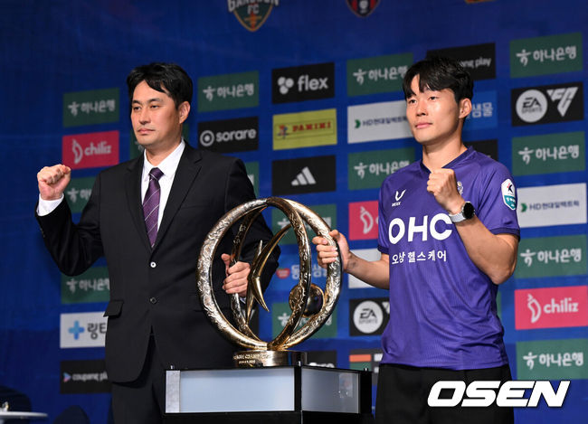 [OSEN=지형준 기자] 13일 오전 서울 서대문구 홍은동 스위스그랜드호텔 그랜드볼룸에서 K리그1 개막 미디어데이가 열렸다.이날 K리그1 8개 팀(강원,김천,서울,수원FC,제주,대전,대구,안양)감독과 대표 선수가 참석해 올 시즌을 앞둔 각오를 밝혔다. 2024-2025 ACL에 나서는K리그1 4개 팀(울산,포항,광주,전북)은ACL경기 일정으로 인해 이번 개막 미디어데이에 참석하지 않고 지난 5일 별도 미디어데이를 가졌다.FC 안양 유병훈 감독, 이창용이 무대에 올라 포토타임을 하고 있다. 2025.02.13 /jpnews@osen.co.kr