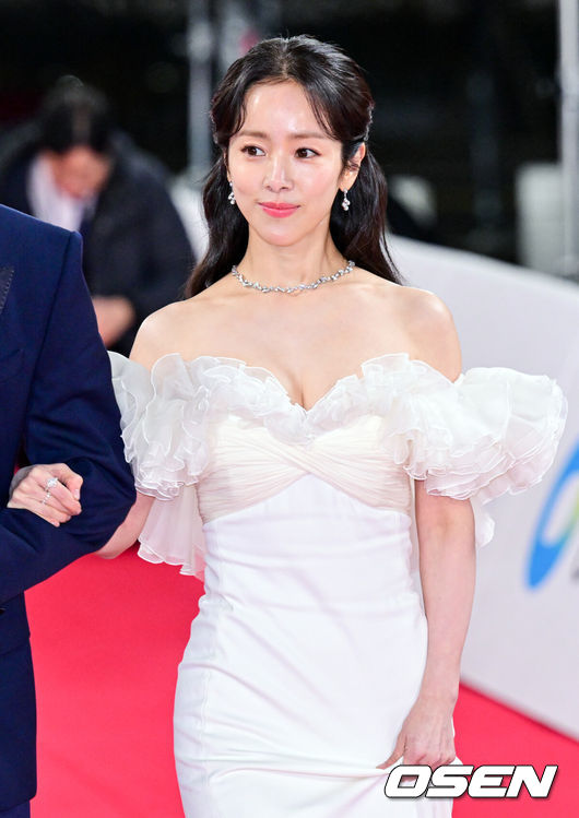 [OSEN=조은정 기자]제45회 청룡영화상 시상식 레드카펫 행사가 29일 오후 서울 영등포구 KBS홀 인근에서 진행됐다.지난해까지 ‘청룡영화상’의 MC로 활약했던 김혜수는 1993년 제14회 청룡영화상 시상식부터 진행을 맡았으며, 딱 30년이 되는 지난해 시상식을 끝으로 자리에서 물러났다.이후 김혜수의 왕관을 누가 물려받을 지 관심이 모아졌는데 후임은 평소 김혜수와 절친사이로 알려진 한지민으로 발탁됐다.배우 한지민이 레드카펫을 밟고 있다. 2024.11.29 /cej@osen.co.kr
