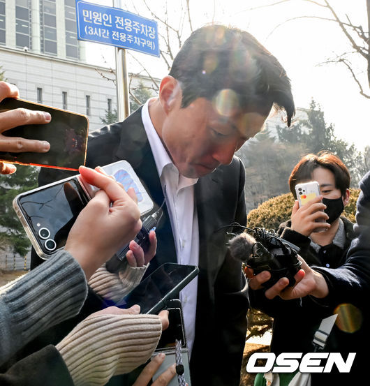 [OSEN=지형준 기자] 축구 선수 황의조(알라니아스포르)가 14일 서울 서초구 서울중앙지법에서 열린 1심 선고 공판에 출석했다.성폭력범죄의처벌등에관한특례법위반 협의로 기소된 황의조는 1심에서 징역 1년에 집행유예 2년을 선고 받았다. 황의조가 1심 선고 공판을 마치고 취재진에 둘러싸여 질문에 답을 하고 있다. 2025.02.14 /jpnews@osen.co.kr