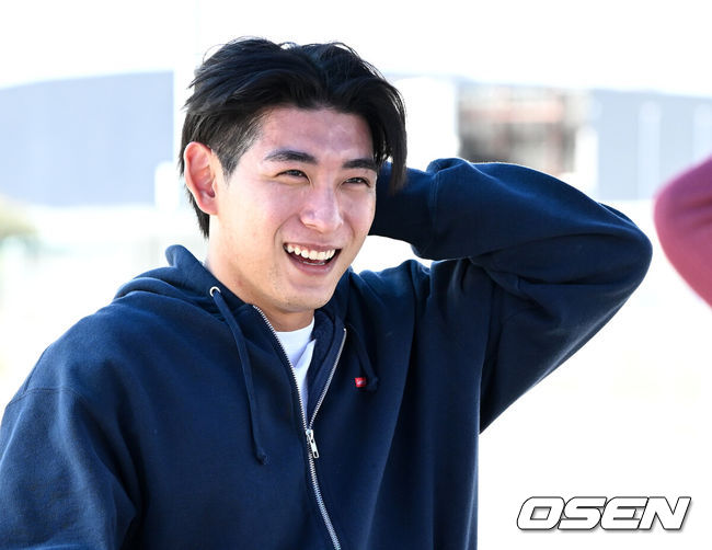 [OSEN=애리조나(미국), 이대선 기자] 14일(한국시간) 미국 애리조나주 메사 애슬레틱 그라운드에서 키움 히어로즈의 청백전이 진행됐다.키움은 3월 5일까지 미국 애리조나와 대만 가오슝에서 2025시즌 스프링캠프를 실시한다.훈련장에 방문한 샌프란시스코 자이언츠 이정후가 키움 선수단과 이야기를 나누며 웃고 있다. 2025.02.14 / sunday@osen.co.kr