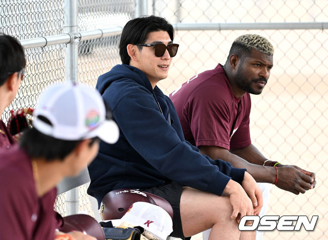 [OSEN=애리조나(미국), 이대선 기자] 14일(한국시간) 미국 애리조나주 메사 애슬레틱 그라운드에서 키움 히어로즈의 청백전이 진행됐다.키움은 3월 5일까지 미국 애리조나와 대만 가오슝에서 2025시즌 스프링캠프를 실시한다.키움 훈련장을 방문한 샌프란시스코 자이언츠 이정후가 더그아웃에서 푸이그와 이야기를 나누고 있다. 2025.02.14 / sunday@osen.co.kr]