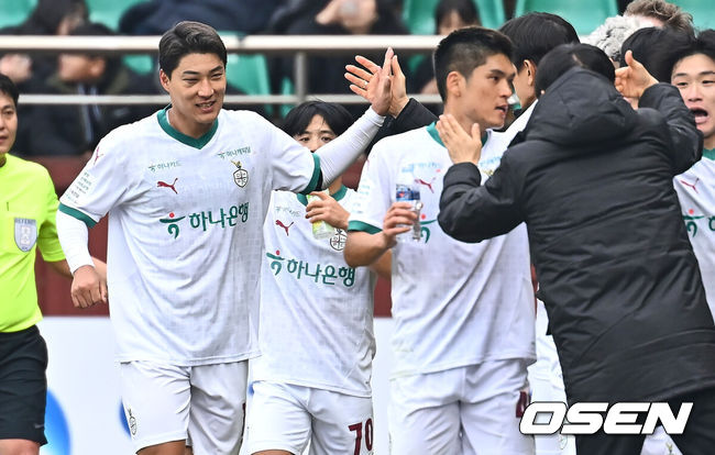 [OSEN=포항, 이석우 기자] 15일 포항 스틸야드에서 하나은행 K리그1 2025 포항 스틸러스와 대전 하나시티즌의 경기가 열렸다.  포항은 주민규와 정재희를 영입해 전력을 강화한 대전을 상대로, 지난 시즌 코리아컵 우승의 기세를 이어가겠다는 각오다.대전 하나시티즌 주민규가 후반 첫번째 골을 성공시키고 기뻐하고 있다. 2025.02.15 / foto0307@osen.co.kr