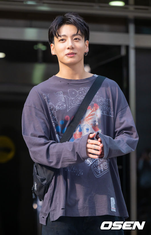 [OSEN=박준형 기자]13일 오전 서울 영등포구 여의도동 KBS 신관에서 KBS 2TV ‘뮤직뱅크’ 리허설이 진행됐다.지난달 29일 발매한 두 번째 솔로 싱글 '3D(feat. Jack Harlow) 발매한 방탄소년단(BTS) 정국이 사전 녹화를 마치고 방송국을 빠져나가고 있다. 2023.10.13 / soul1014@osen.co.kr