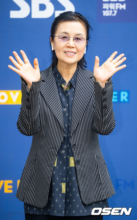 [OSEN=민경훈 기자] 13일 오후 서울 목동 SBS에서 SBS 라디오 파워FM '두시탈출 컬투쇼’가 진행됐다.가수 심수봉이 입장하며 취재진을 향해 포즈를 취하고 있다. 2023.04.13 / rumi@osen.co.kr