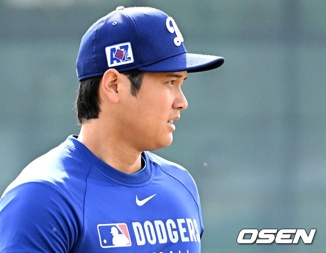 [OSEN=애리조나(미국), 이대선 기자] 17일(한국시간) 미국 애리조나주 글렌데일 캐멀백 랜치에서 2025 메이저리그 LA 다저스의 스프링캠프가 진행됐다.김혜성은 다저스와 최대 3+2년 2200만 달러(약 320억원) 계약에 합의하며 메이저리그 진출에 성공했다.LA 다저스 오타니 쇼헤이가 훈련장으로 이동하고 있다. 2025.02.17 / sunday@osen.co.kr