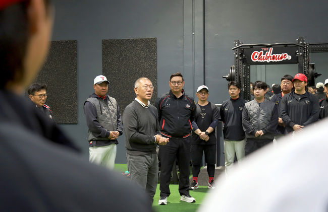 사진 왼쪽부터 윤승규 기아북미권역본부장, KIA 타이거즈 이범호 감독, 현대차그룹 정의선 회장, KIA 타이거즈 심재학 단장.