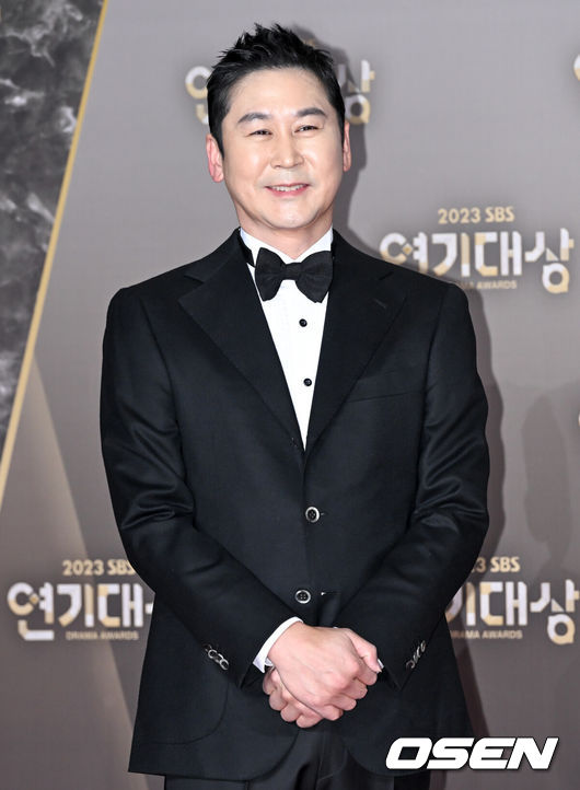 [OSEN=조은정 기자]2023 SBS연기대상 포토월 행사가 29일 서울 마포구 상암 SBS 프리즘타워에서 열렸다.방송인 신동엽이 레드카펫을 밟으며 포즈를 취하고 있다. 2023.12.29/cej@osen.co.kr