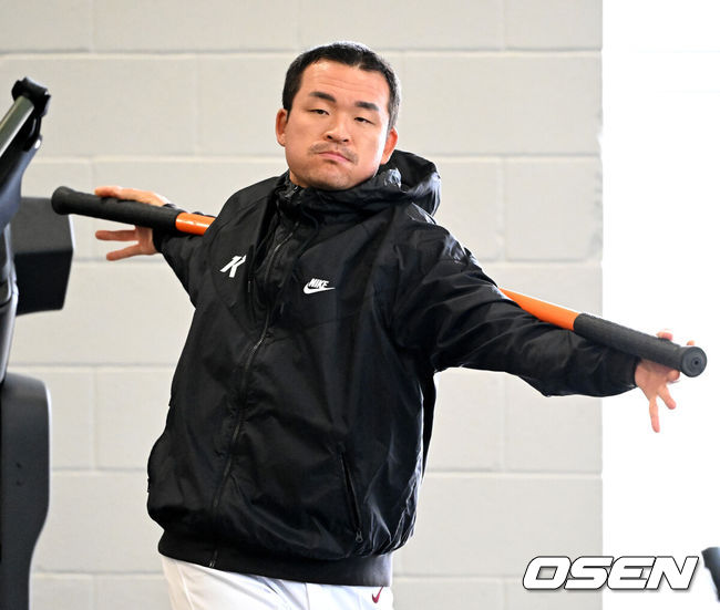 [OSEN=애리조나(미국), 이대선 기자] 13일(한국시간) 미국 애리조나주 메사 애슬레틱 그라운드에서 키움 히어로즈의 1차 스프링캠프가 진행됐다.키움은 3월 5일까지 미국 애리조나와 대만 가오슝에서 2025시즌 스프링캠프를 실시한다.키움 원종현이 보강운동을 하고 있다. 2025.02.13 / sunday@osen.co.kr