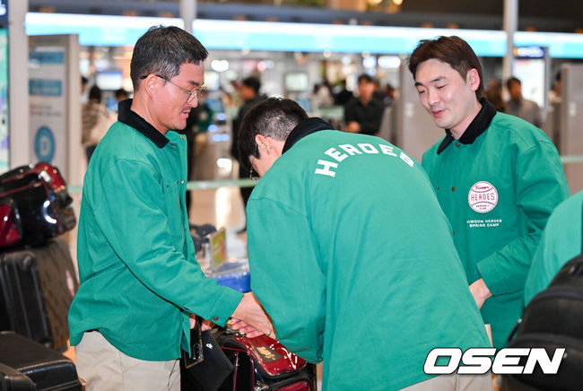 [OSEN=인천공항, 박준형 기자] 키움 히어로즈가 23일 인천국제공항을 통해 1차 스프링캠프인 미국 애리조나로 출국했다.송성문과 하영민, 김건희, 주승우, 이주형 등 일부 선수들은 지난 10일 이미 미국으로 떠나 훈련을 진행하고 있다. 이들은 전 팀 동료인 메이저리거 이정후와 함께 '미니 캠프'를 차렸다. 한편 키움은 오는 23일부터 3월 5일까지 42일간 미국 애리조나와 대만 가오슝에서 2025시즌 스프링캠프를 실시한다.키움 원종현이 김동엽과 인사를 하고 있다. . 2025.01.23 / soul1014@osen.co.k