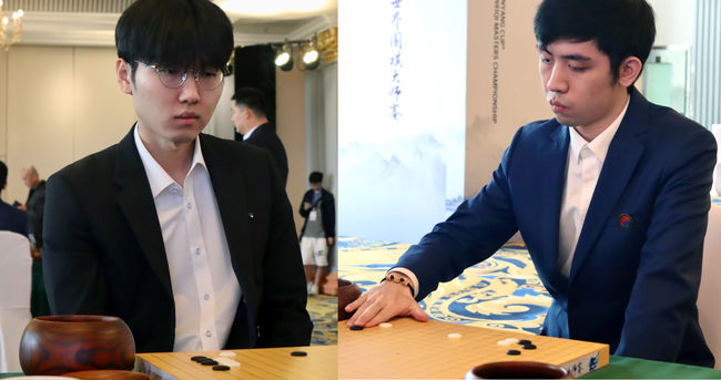[사진]신진서 9단(왼쪽)과 왕싱하오 9단 /한국기원 제공