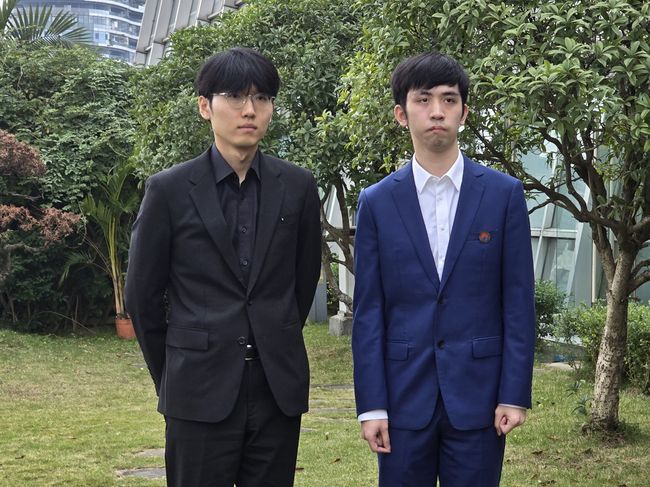 [사진]신진서 9단(왼쪽)과 왕싱하오 9단 /한국기원 제공