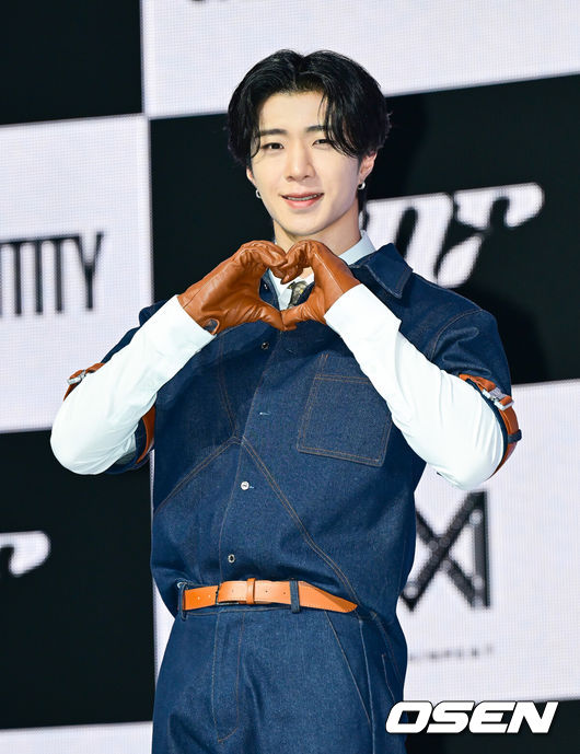 [OSEN=김성락 기자] 18일 오후 서울 용산구 블루스퀘어 마스터카드홀에서 그룹 온앤오프(ONF)의 정규 2집 Part.1 [ONF:MY IDENTITY] 발매기념 쇼케이스가 열렸다. 타이틀곡 ‘The Stranger’는 펑키한 리듬이 돋보이는 팝 장르로, 넓은 음역대를 자유롭게 넘나드는 보컬이 인상적인 곡이다. ‘우리’만의 길을 가겠다는 비장함과 단단함을 보여준다. 온앤오프 와이엇이 포즈를 취하고 있다. 2025.02.18 / ksl0919@osen.co.kr