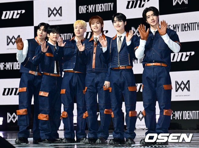 [OSEN=김성락 기자] 18일 오후 서울 용산구 블루스퀘어 마스터카드홀에서 그룹 온앤오프(ONF)의 정규 2집 Part.1 [ONF:MY IDENTITY] 발매기념 쇼케이스가 열렸다. 타이틀곡 ‘The Stranger’는 펑키한 리듬이 돋보이는 팝 장르로, 넓은 음역대를 자유롭게 넘나드는 보컬이 인상적인 곡이다. ‘우리’만의 길을 가겠다는 비장함과 단단함을 보여준다. 그룹 온앤오프가 포즈를 취하고 있다. 2025.02.18 / ksl0919@osen.co.kr  