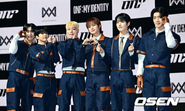 [OSEN=김성락 기자] 18일 오후 서울 용산구 블루스퀘어 마스터카드홀에서 그룹 온앤오프(ONF)의 정규 2집 Part.1 [ONF:MY IDENTITY] 발매기념 쇼케이스가 열렸다. 타이틀곡 ‘The Stranger’는 펑키한 리듬이 돋보이는 팝 장르로, 넓은 음역대를 자유롭게 넘나드는 보컬이 인상적인 곡이다. ‘우리’만의 길을 가겠다는 비장함과 단단함을 보여준다. 그룹 온앤오프가 포즈를 취하고 있다. 2025.02.18 / ksl0919@osen.co.kr