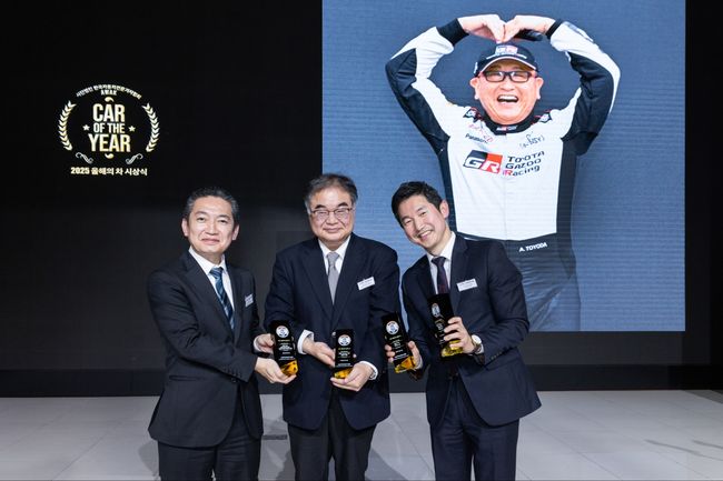 왼쪽부터야마모토 마사히로 토요타자동차 경리 본부장, 콘야마 마나부 토요타코리아 사장, 이병진 토요타코리아 부사장.