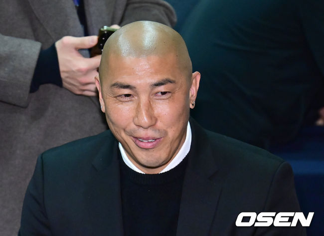 [OSEN=김성락 기자] 19일 오후 서울 마포구 상암 누리꿈스퀘어에서  K리그2 개막 미디어데이 행사가 열렸다. 행사에는 올 시즌 K리그2에 참가하는 14개 팀 감독과 대표 선수가 참석, 1부 승격을 향한 각오를 밝힌다. 화성 차두리 감독이 취재진과 인터뷰를 진행하고 있다. 2025.02.19 / ksl0919@osen.co.kr  