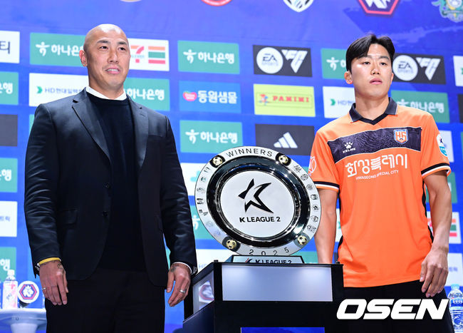 [OSEN=김성락 기자] 19일 오후 서울 마포구 상암 누리꿈스퀘어에서  2025 K리그2 개막 미디어데이 행사가 열렸다. 행사에는 올 시즌 K리그2에 참가하는 14개 팀 감독과 대표 선수가 참석, 1부 승격을 향한 각오를 밝힌다. 화성FC 차두리 감독, 우제욱이 기념 촬영을 하고 있다. 2025.02.19 / ksl0919@osen.co.kr  