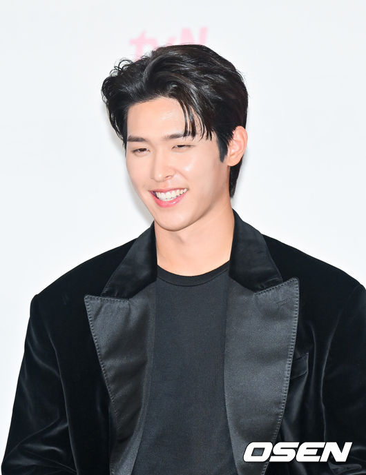 [OSEN=박준형 기자] 18일 오후 서울 구로구 라마다서울신도림호텔에서 tvN 새 토일드라마 ‘사랑은 외나무다리에서’ 제작발표회가 진행됐다.'사랑은 외나무다리에서'는 원수의 집안에서 같은 날 같은 이름으로 태어난 남자 석지원과 여자 윤지원이 열여덟의 여름 아픈 이별 후, 18년 만에 재회한 철천지원수들의 전쟁 같은 로맨스를 그린 드라마다.배우 이시우가 미소 짓고 있다.   2024.11.18 / soul1014@osen.co.kr