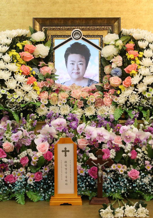 [OSEN=사진팀]향년 61세로 별세한 가수 故방실이의 빈소가 20일 인천 강화군 참사랑 장례식장에 마련됐다. 발인은 22일 오후 12시에 엄수된다.1963년 생인 방실이는 1980년대 미8군 부대에서 활동을 시작해 1985년 여성 트리오 '서울 시스터즈'로 데뷔한 뒤 ‘첫차’ ‘뱃고동’ 등 다양한 장르의 노래로 가요계에서 승승장구했다.서울시스터즈 해체 후 1990년 솔로 가수로 전향한 방실이는 '서울 탱고’ 등의 히트곡을 발표하며 2000년대까지 활발하게 활동했다. 2024.02.20 /photo@osen.co.kr<사진=사진공동취재단>