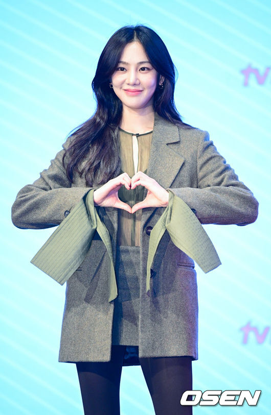 [OSEN=최규한 기자] 18일 오후 서울 신도림동 더 세인트 그랜드볼룸에서 tvN 새 토일드라마 '별들에게 물어봐' 제작발표회가 열렸다.‘별들에게 물어봐’는 무중력 우주정거장에서 일하는 보스 이브와 비밀스러운 미션을 가진 불청객 공룡의 지구 밖 생활기를 그리는 드라마다.배우 한지은이 포토타임을 하고 있다. 2024.12.18 / dreamer@osen.co.kr