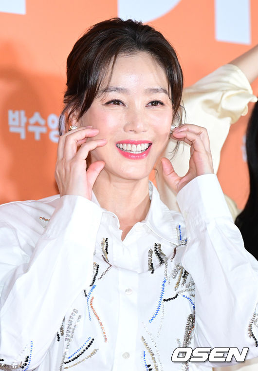 [OSEN=최규한 기자] 2일 오후 서울 신천동 롯데시네마 월드타워에서 영화 ‘대가족(감독 양우석)’ VIP 시사회가 열렸다.영화 ‘대가족’은 스님이 된 아들(이승기 분) 때문에 대가 끊긴 만두 맛집 ‘평만옥’ 사장(김윤석 분)에게 세상 본 적 없던 귀여운 손주들이 찾아오면서 생각지도 못한 기막힌 동거 생활을 하게 되는 가족 코미디다.배우 김성령이 포토타임을 하고 있다. 2024.12.02 / dreamer@osen.co.kr
