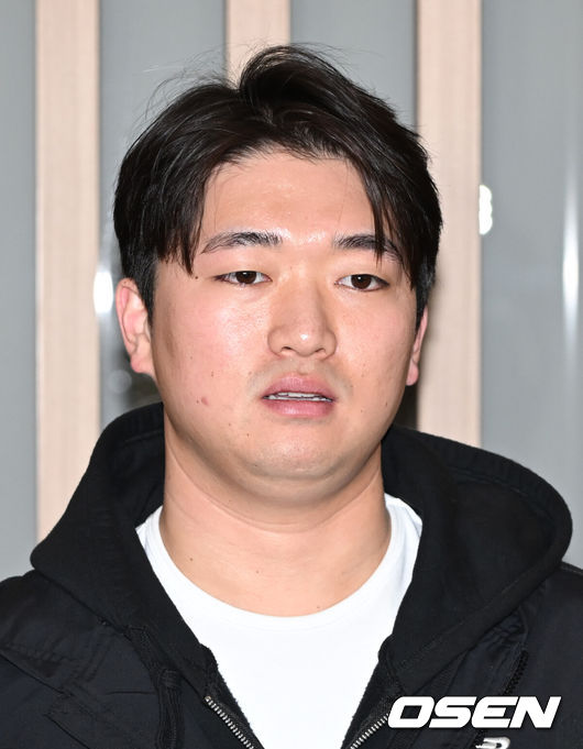[OSEN=인천공항, 김성락 기자] 9일 오후 미국프로야구 메이저리그 샌디에이고 파드리스와 계약한 고우석이 스프링캠프에 참석하기 위해 미국으로 출국했다. 고우석이 취재진의 질문에 대답하고 있다. 2024.02.09 / ksl0919@osen.co.kr